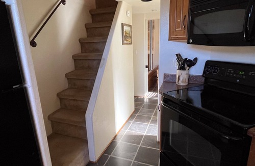 Almont Cabin | Cozy "Tiny Home" style Cabin Perfect for Couples and Families
