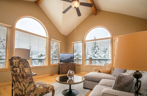Stanley Hills Condo | Cozy up in this spacious condo with two fireplaces, large deck, and hot tub!