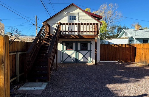 Canon City House | Cozy Vintage Carriage House Retreat