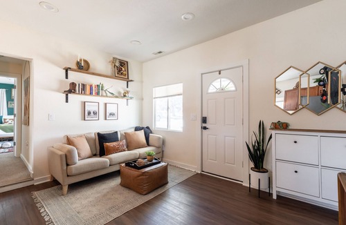 Denver House | Cozy Vintage Western w/2 Kings - Pet friendly