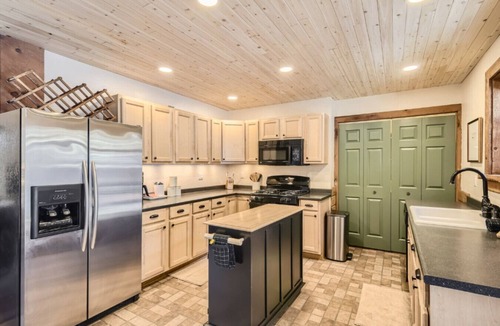 Bailey House | Cozy Wolfcamp Chalet with Hot Tub, Views & Fast Wi-Fi