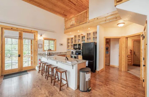 Crystal Lake Cabin | Cozy Woodland Retreat, 4 Beds, Family Friendly