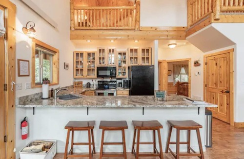 Crystal Lake Cabin | Cozy Woodland Retreat, 4 Beds, Family Friendly