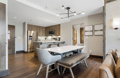 Avon Condo | CRBC-Remodeled 2024, Ski in out, Ski Valet, Dog Friendly, Resort & Spa Amenities