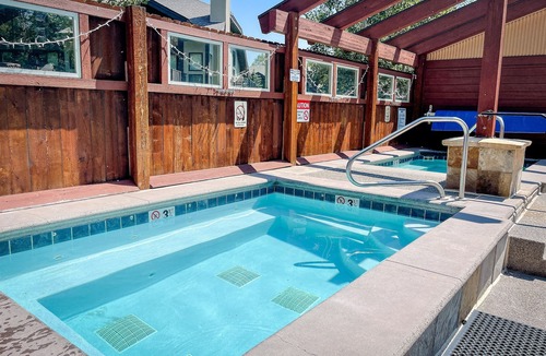 Four O'Clock Apartment | Creek. Cozy Romantic Getaway. Ski in. Pool Hot Tub