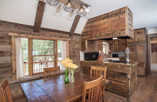 New Castle Cabin | Creekside cabin near Glenwood with outdoor kitchen