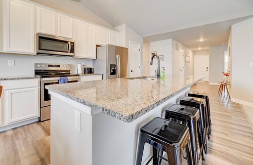 Pueblo House | Crestwood, Pueblo . Luxury City Escape - Garage - Yard - 10 Mins to DT