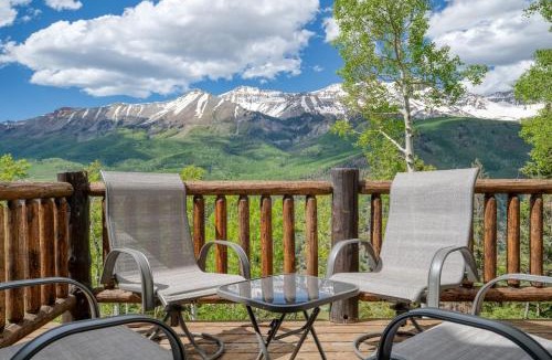 Mountain Village House | Crystal Chalet 12 by AvantStay Close to Town w Views of San Sofia Ridge