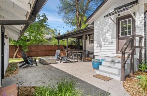University Park House | CSU Hideaway with King Bed, Backyard Oasis
