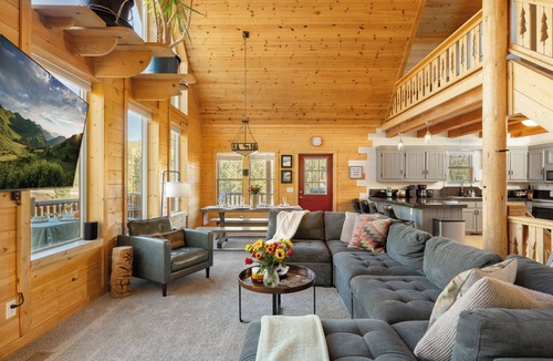 Valley of the Sun Cabin | Custom Craftsman Chalet🏡Fenced Yard for Pets🍃Aspens, Hot Tub 💰$0 Cleaning & Pet Fee