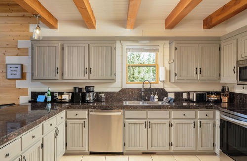 Valley of the Sun Cabin | Custom Craftsman Chalet🏡Fenced Yard for Pets🍃Aspens, Hot Tub 💰$0 Cleaning & Pet Fee