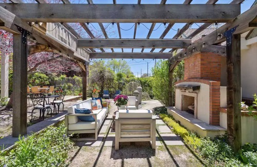 Whittier Apartment | Cute Carriage House with bikes provided