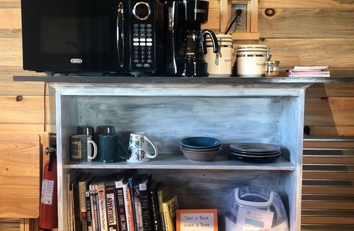 Lazear Apartment | Cute & Cozy Tiny House w/Kitchen