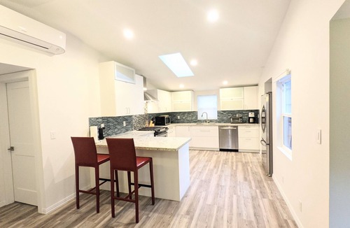 Woodway House | Cute Edmonds Bowl Cottage