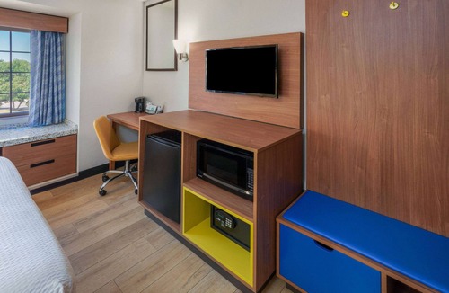 Greeley Hotel | Days Inn & Suites by Wyndham Greeley