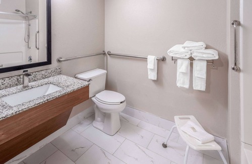 Greeley Hotel | Days Inn & Suites by Wyndham Greeley