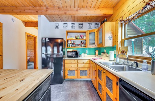 Black Hawk Cabin | Deck, Fire Pit & Grill: Log Cabin in Black Hawk