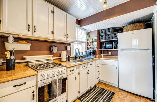 Manitou Springs Condo | Deck & Fire Pit: Manitou Mountain Retreat
