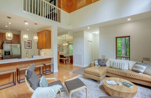 Beech Mountain Cabin | Deck + Scenic Views: Beech Mtn Group Getaway