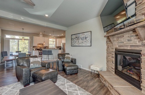 Leadville House | Delwyn House- PET FRIENDLY-15 Min to Ski Cooper w/HOT TUB!