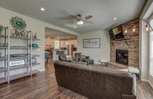 Leadville House | Delwyn House- PET FRIENDLY-15 Min to Ski Cooper w/HOT TUB!