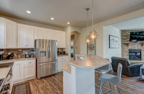 Leadville House | Delwyn House- PET FRIENDLY-15 Min to Ski Cooper w/HOT TUB!