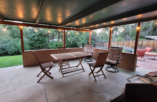 Southeast House | ♡Denver-Central: Cozy Bungalow w/dual fireplace, open kitchen & private yard