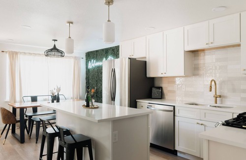 Barths House | Denver Getaway Western Retreat Newly Renovated Close to DT, I70 & Red Rocks!