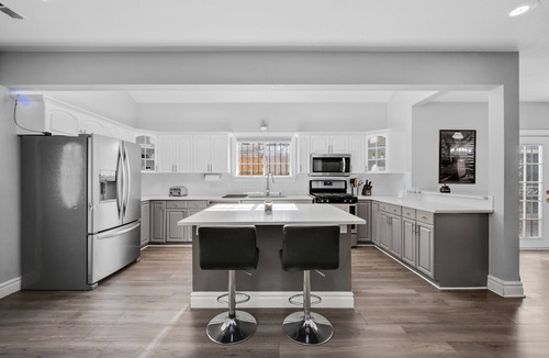 Athmar Park House | Denver Home: Hot tub, Theater, Gym 6 bedrooms 3 baths, king bed