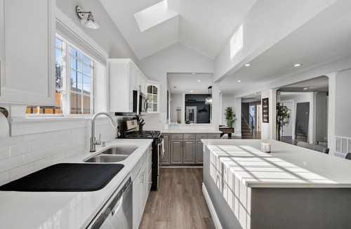Athmar Park House | Denver Home: Hot tub, Theater, Gym 6 bedrooms 3 baths, king bed