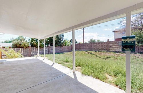 Dupont House | Denver Remodeled 2 King Beds Large yard Upper Unit