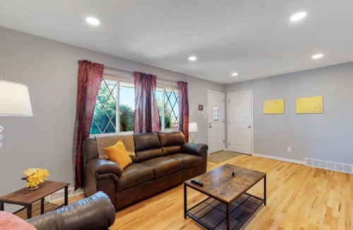 Dupont House | Denver Remodeled 2 King Beds Large yard Upper Unit