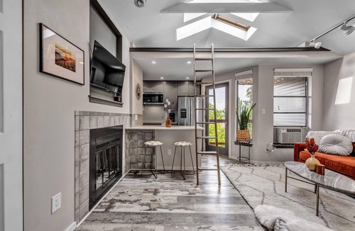 Newlands Apartment | Designer 1 Bedroom Downtown Boulder w Views-30 day