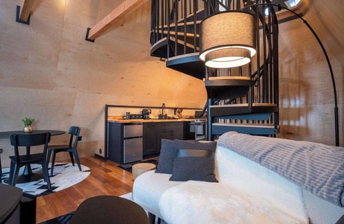 Johnson Cabin | Designer A-Frame Treehouse with hot tub on river