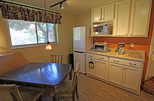 Table Mesa Apartment | Designer's Cozy Retreat For Two, Dramatic and Spacious, Private and Clean