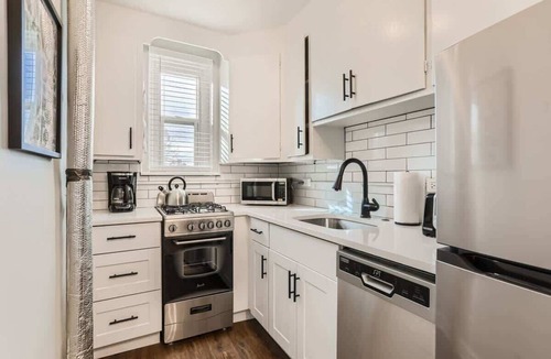 City Park Apartment | Detroit by Modern Midstay/On City Park! #T21