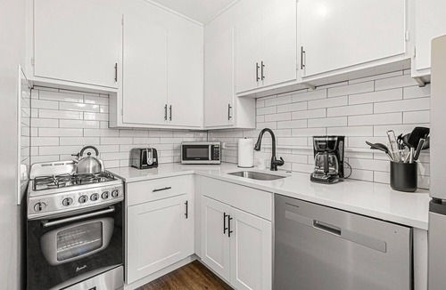 Congress Park Apartment | Detroit by Modern Midstay/On City Park! #T17