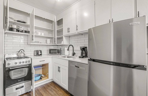 Congress Park Apartment | Detroit by Modern Midstay/On City Park! #T17