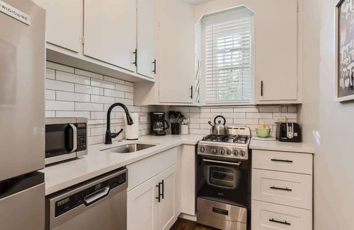 City Park Apartment | Detroit by Modern Midstay On City Park! #T12