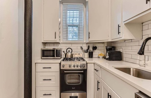 City Park Apartment | Detroit by Modern Midstay/On City Park! #T11