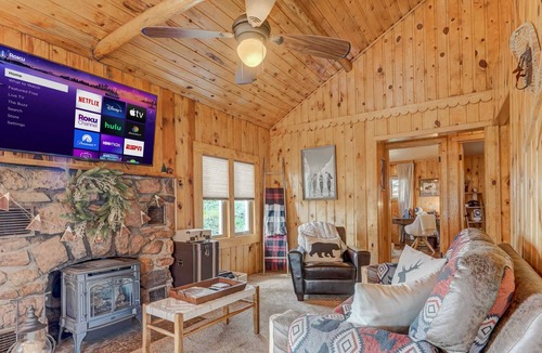 Woodland Park Cabin | Dewdrop Peak! Nature Escape Hot Tub BBQ