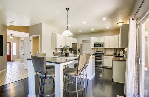 Commerce City House | DIA/Airport retreat I 20 mins to Downtown Denver