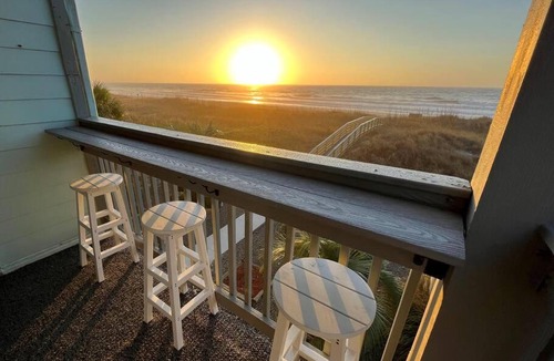 Ocean Drive Apartment | Direct Ocean Front 3BR/2BA Dog Friendly *OCEANFRONT*
