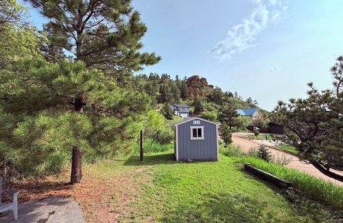 Palmer Lake House | Discover the charm of Palmer Lake at this cozy cottage in this peaceful town.
