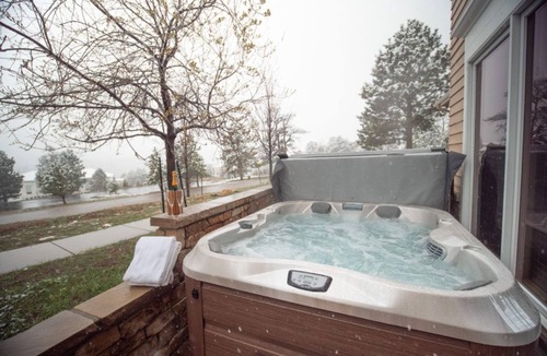 Stanley Hills Condo | Divine Venetian-style lofted condo with A/C, private outdoor hot tub and patio!