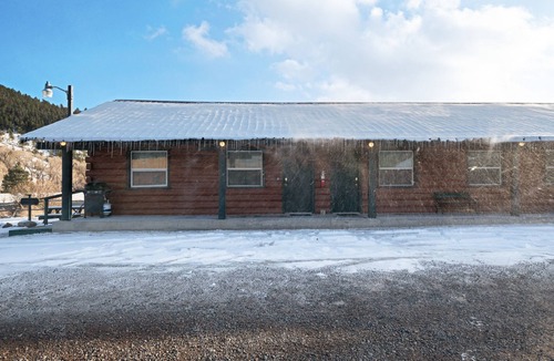 South Fork Cabin | Dog-friendly cabin w/shared grill & great location - walk to dining & shopping