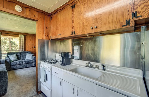 Cascade Cabin | Dog Friendly: Cabin w/Yard & Mtn Views in Cascade