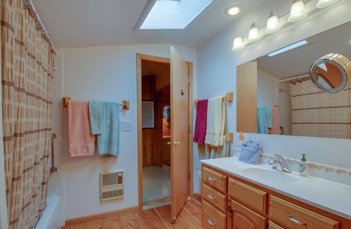 Lyons House | Dog-friendly mountain haven with full kitchen, furnished patio, & forest views