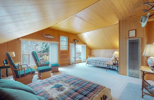 Lyons House | Dog-friendly mountain haven with full kitchen, furnished patio, & forest views