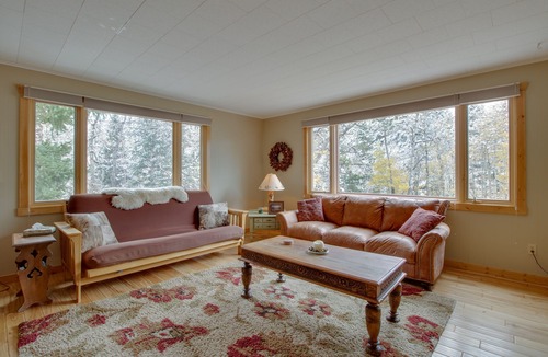 Lyons House | Dog-friendly mountain haven with full kitchen, furnished patio, & forest views